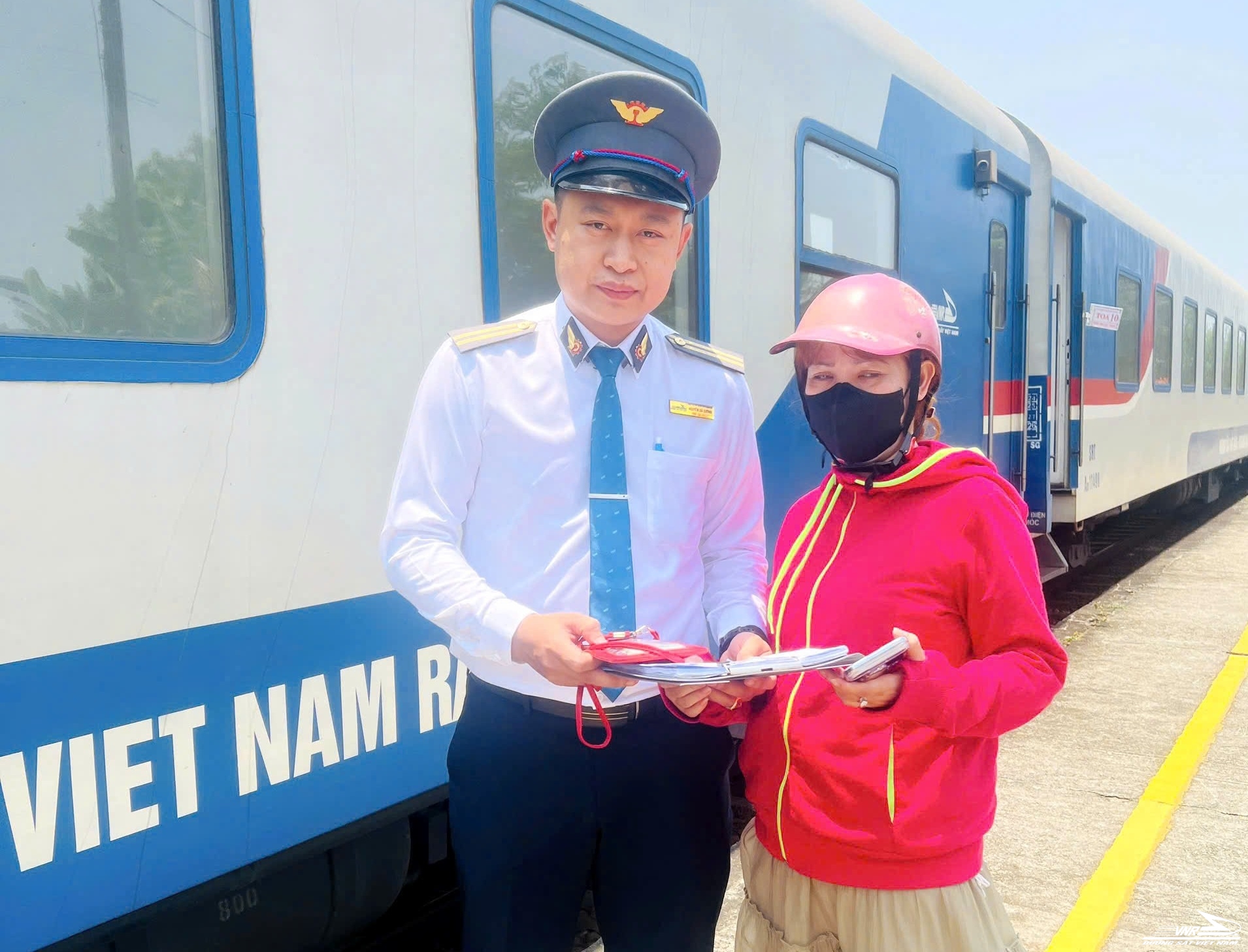 Tiếp viên đường sắt liên tiếp trả lại tài sản bỏ quên trên tàu cho hành khách